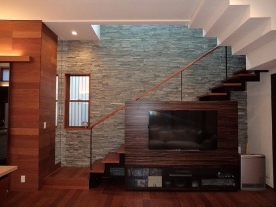 リビングイン階段 ストリップ階段 下のスペースにテレビを置くには階段の高さに注意 Wiz Select Home Camping